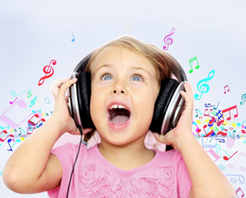 Une petite fille qui écoute une musique personnalisée à son prénom