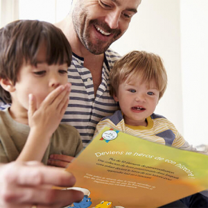 Papa lisant le livre dinosaure dinosaure à ses enfants