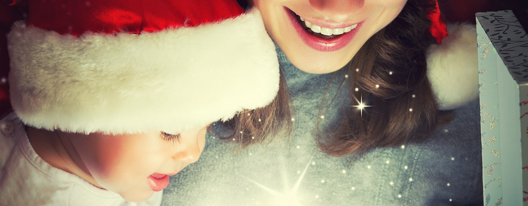 Une maman et son enfant découvrent la magie de Noël en ouvrant une boite
