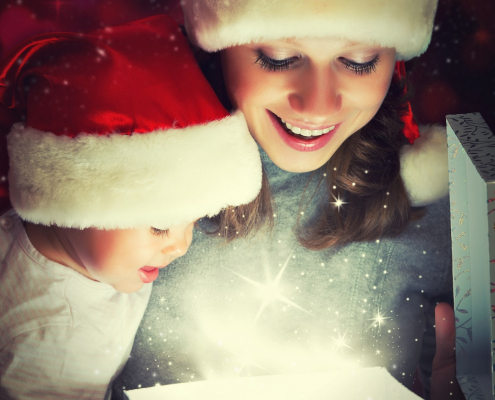 Une maman et son enfant découvrent la magie de Noël en ouvrant une boite