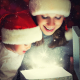 Une maman et son enfant découvrent la magie de Noël en ouvrant une boite