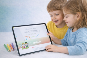 academie-interactive-enfants-tablette Enfants utilisant une tablette pour accéder à l’académie interactive LearnyKids