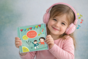 chanson-personnalisee-enfant-cd Enfant portant un casque audio tenant un CD chanson personnalisée