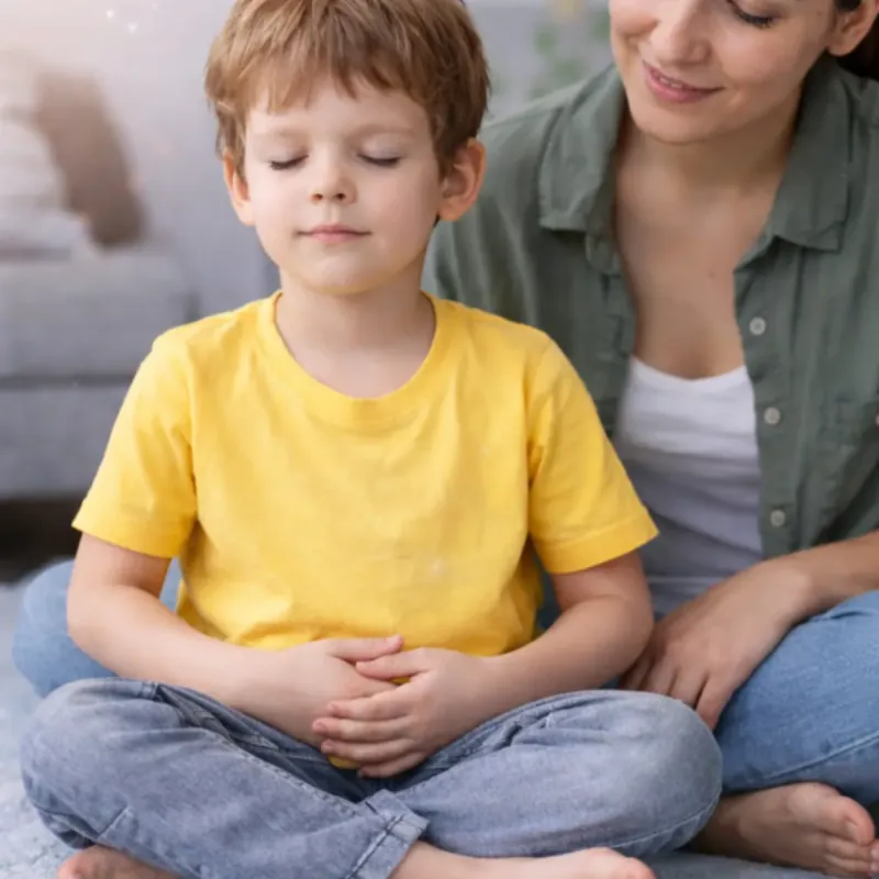 enfant-sophrologie-calme-emotions enfant faisant un exercice de respiration avec sa maman pour apaiser ses émotions