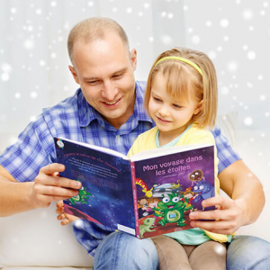 Papa lisant histoire personnalisée à sa fille sur les étoiles