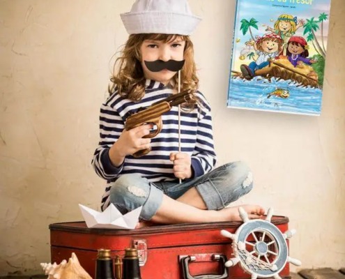Enfant déguisé pirate avec livre