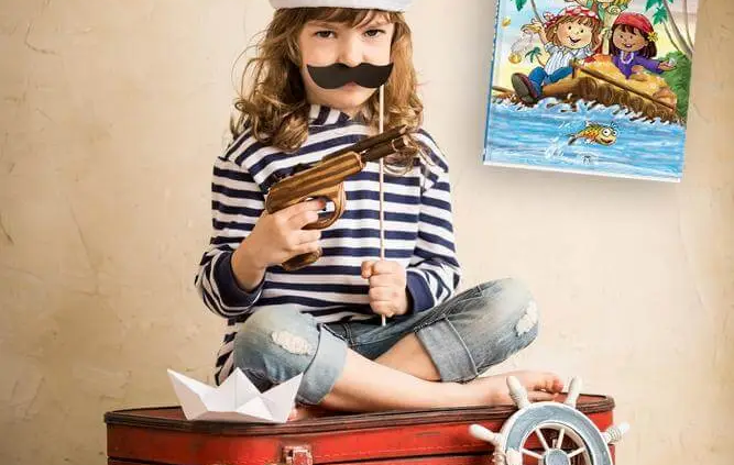 Enfant déguisé pirate avec livre