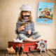 Enfant déguisé pirate avec livre