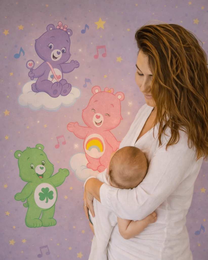 Maman tenant son bébé devant un décor Bisounours pastel avec étoiles et notes de musique