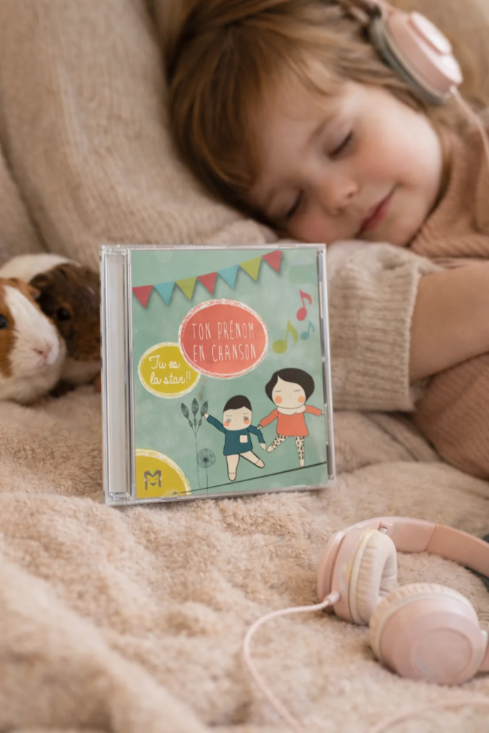Musique personnalisée enfant 0-6 ans – enfant apaisé écoutant un album personnalisé avec son prénom